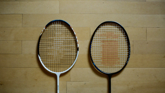 Zwei Badmintonschläger nebeneinander von oben im Vergleich