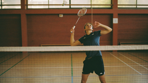 Der Aufschlag beim Badminton: Regeln und Technik