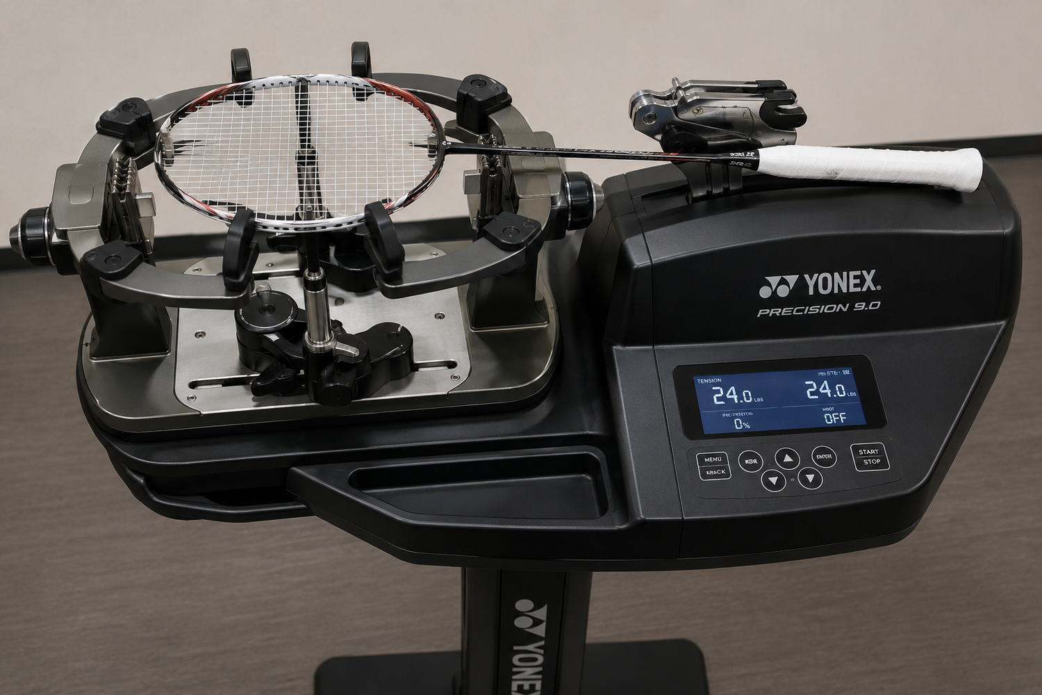 Moderne Besaitungsmaschine, auf der ein Badmintonschläger fachgerecht bespannt wird